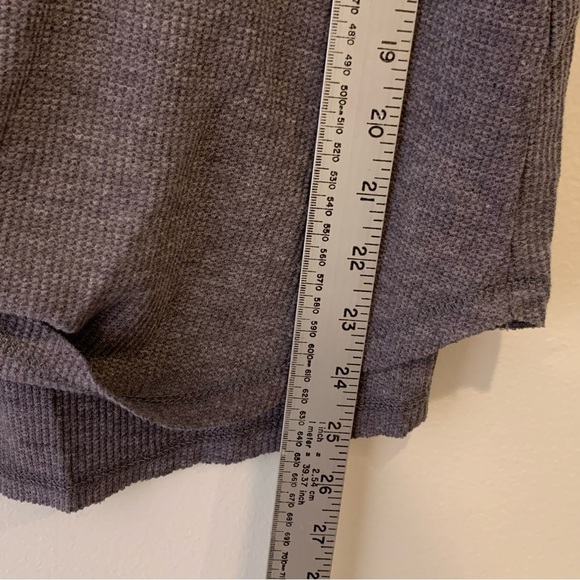 UMGEE NWT grey waffle knit button up vneck‎ top. Size M - Picture 7 of 9